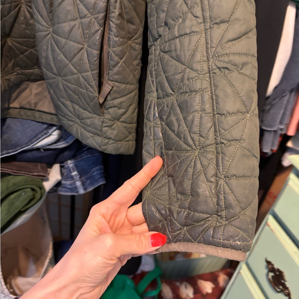 The North Face Olive Green Quilted Jacket with Red Logo - Picture 6 of 7